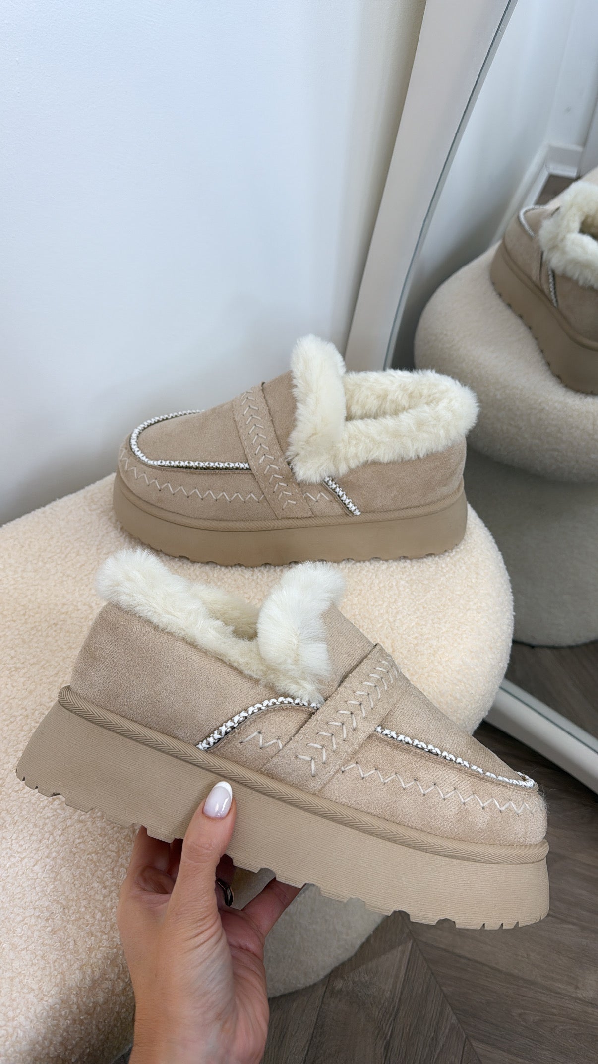 ONTARIO beige fluffy mules