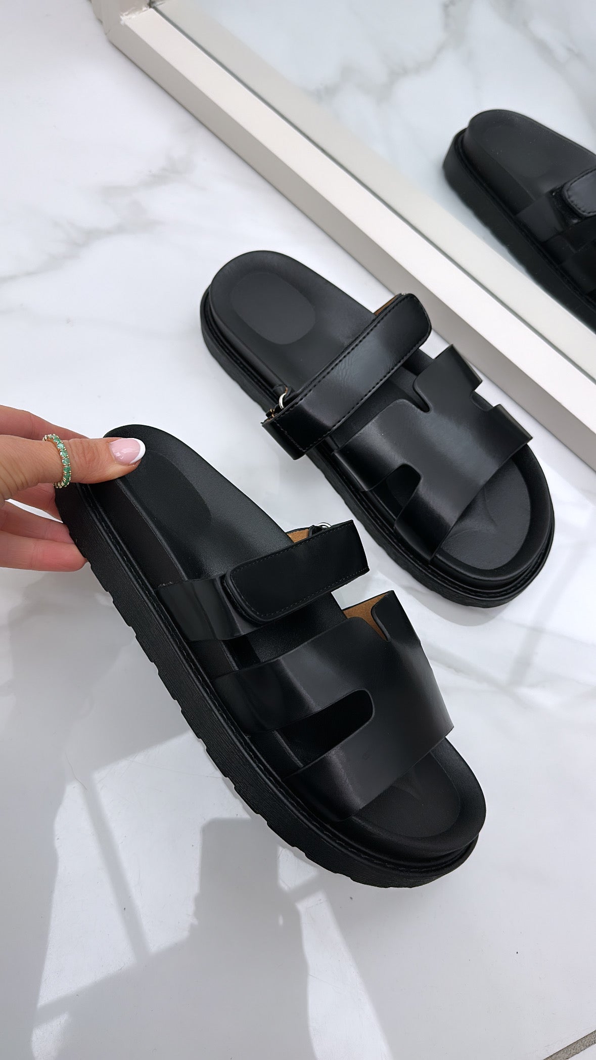 HELENA black sliders