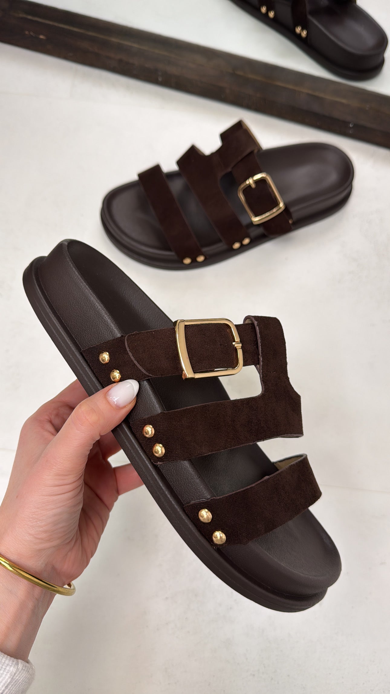 KOURTNEY brown faux suede slider