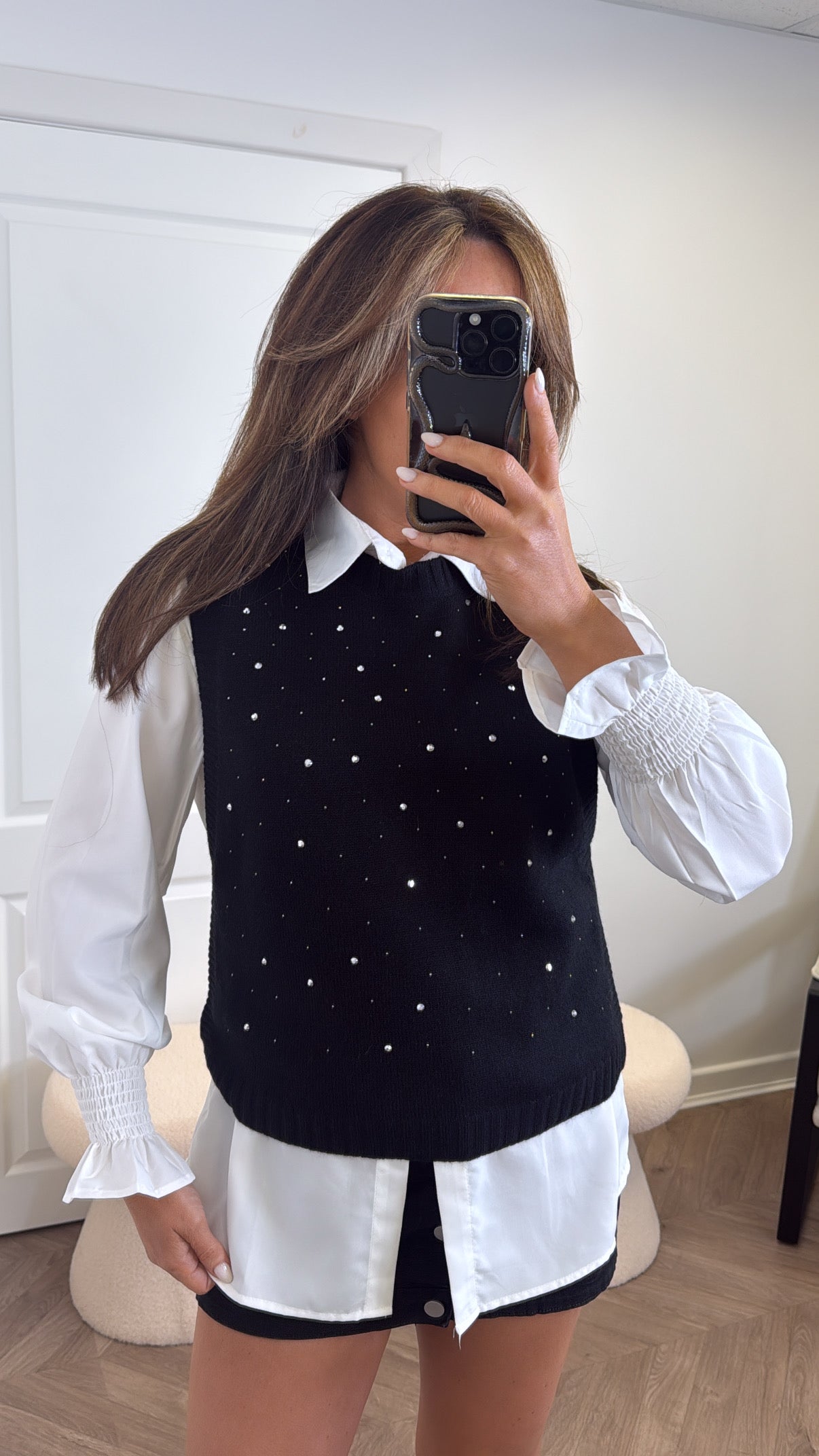 YASMINE black knitted tank top with white shirt