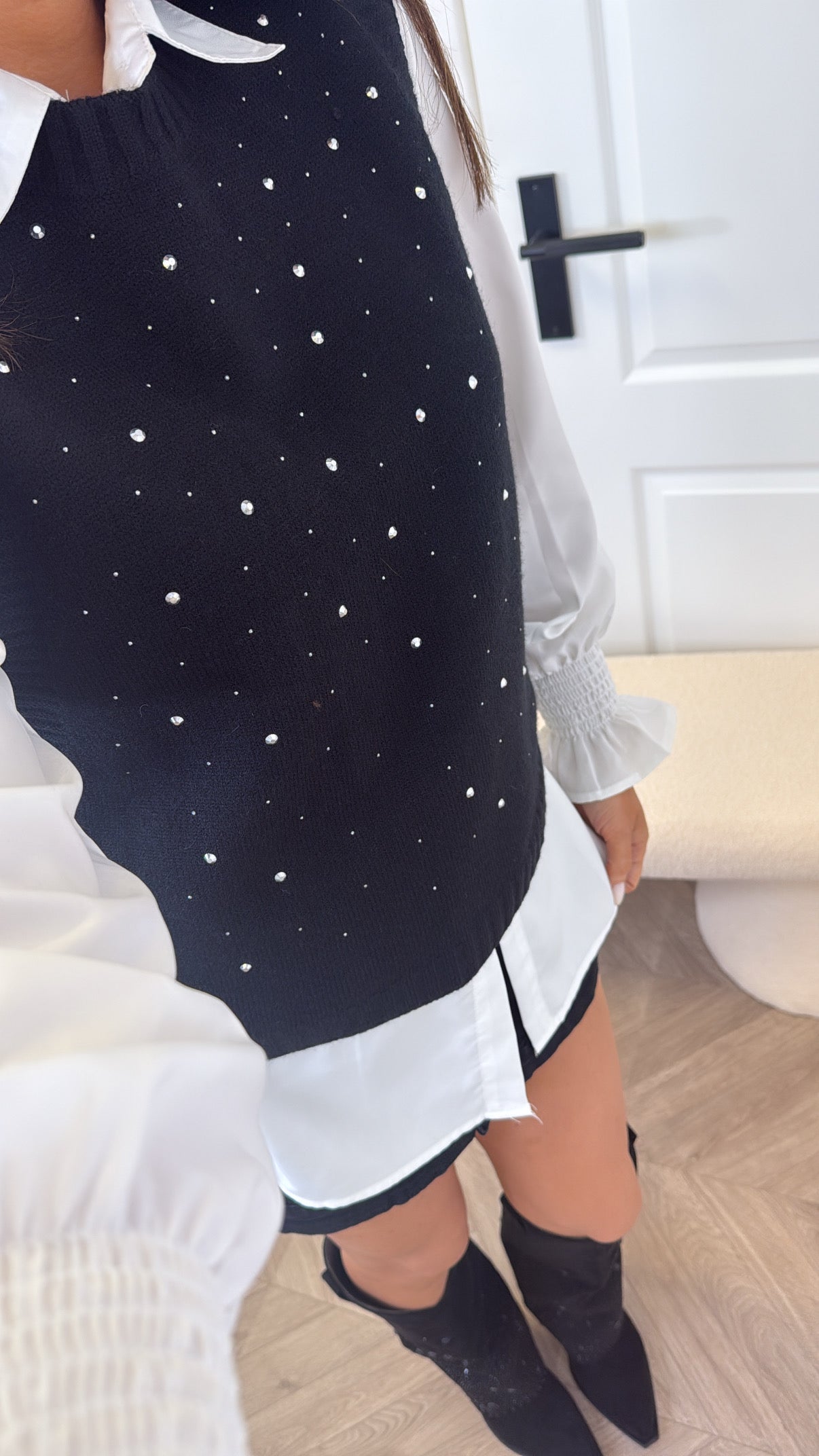 YASMINE black knitted tank top with white shirt