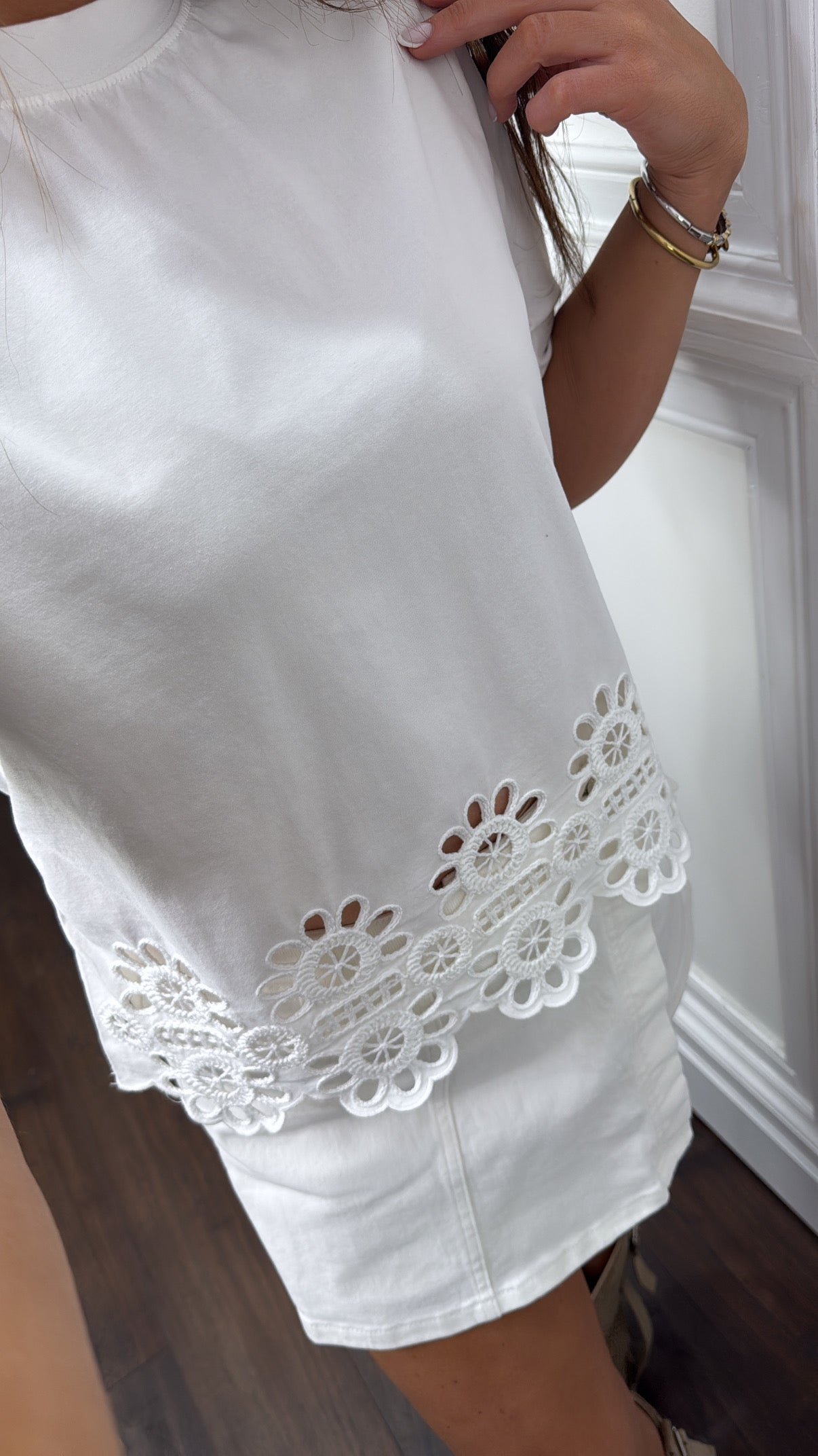 MINNIE white broderie anglaise hem t-shirt