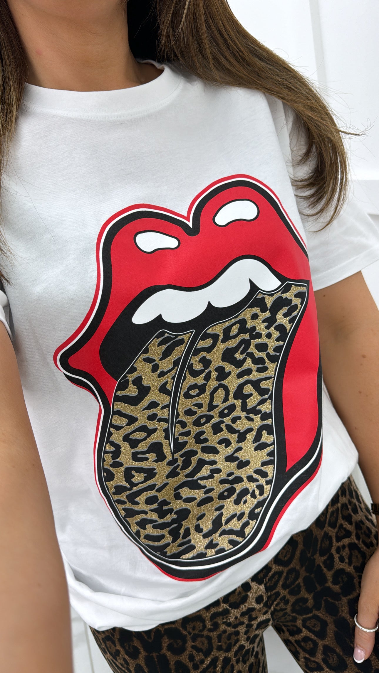 LAYLA white t-shirt with leopard print and red lips