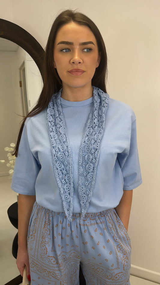 BETH blue t-shirt with removable crochet neck tie