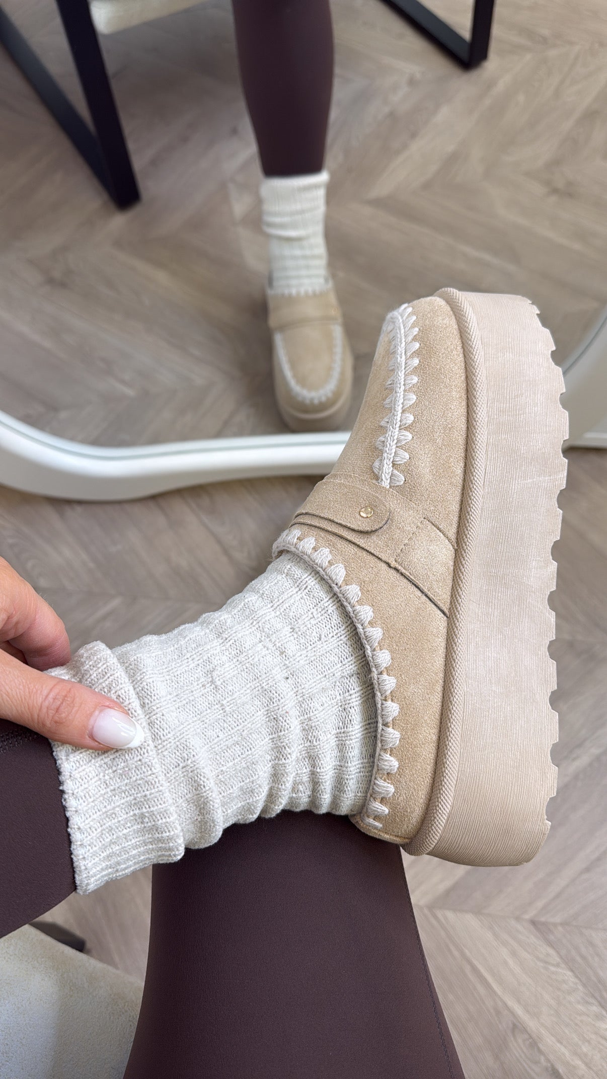 ALASKA beige fluffy flatform mules