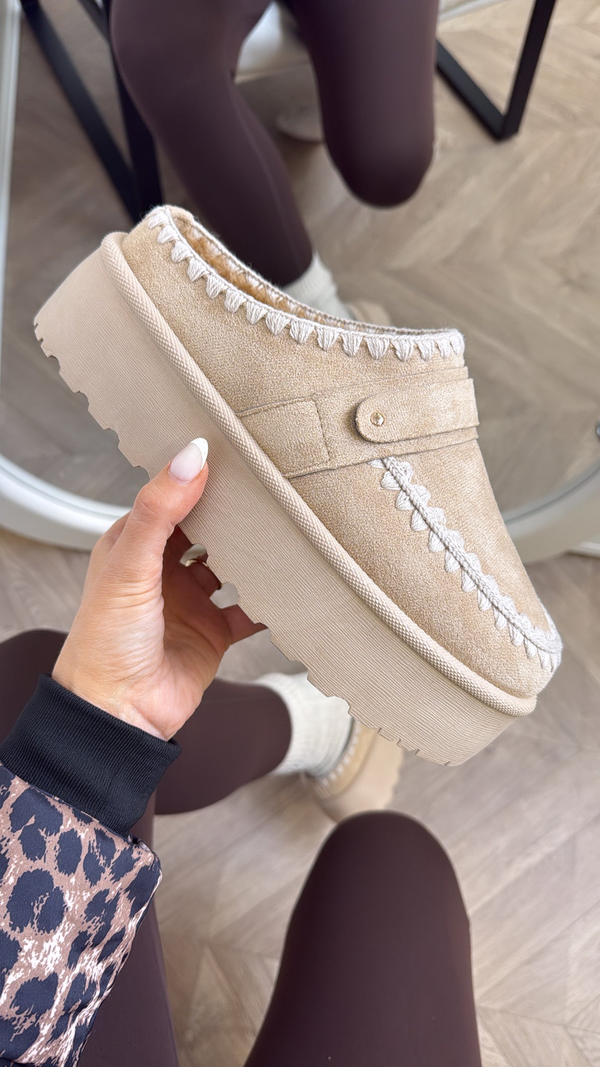 ALASKA beige fluffy flatform mules