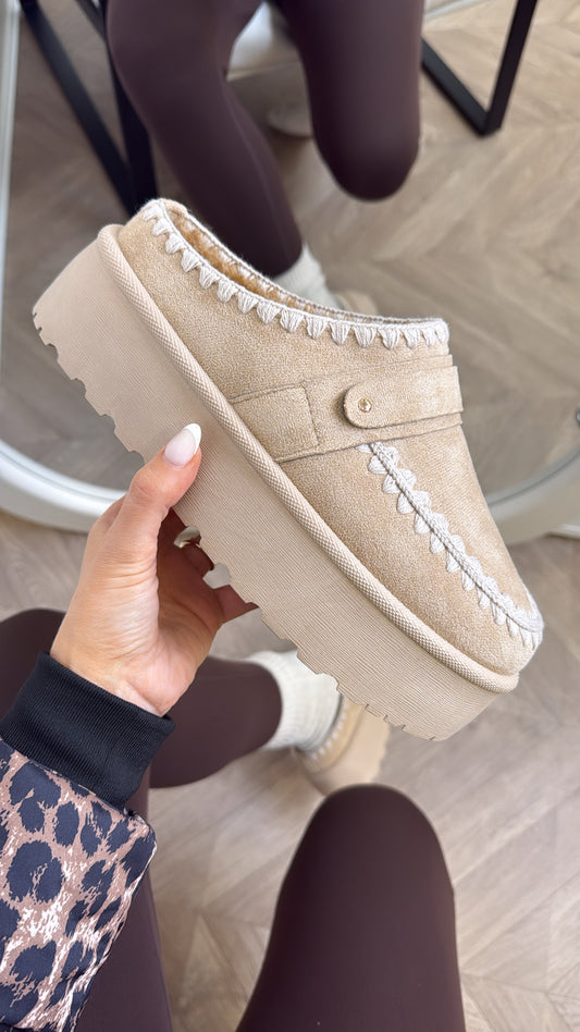 ALASKA beige fluffy flatform mules
