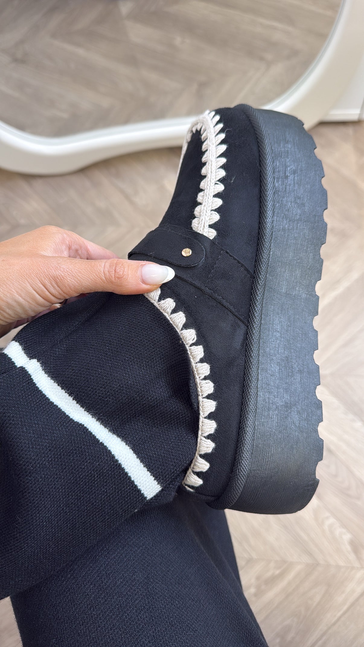 ALASKA black fluffy flatform mules