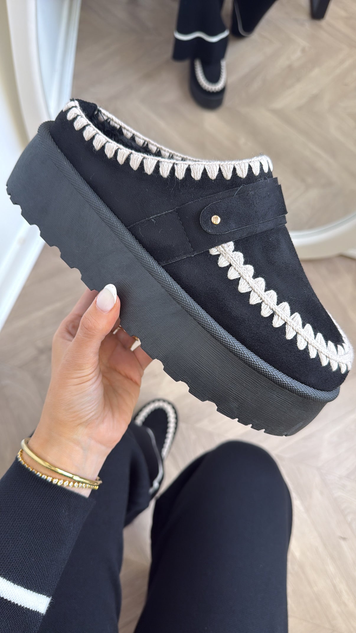 ALASKA black fluffy flatform mules