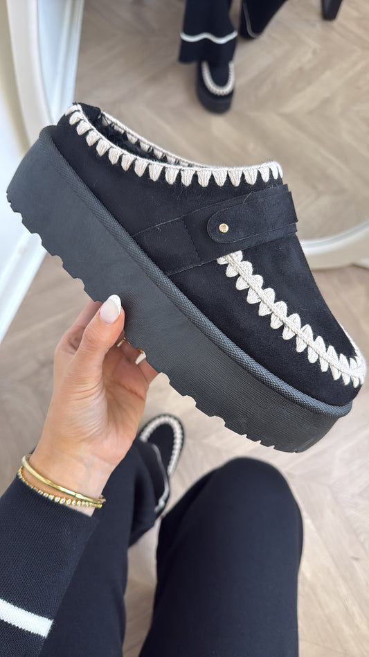 ALASKA black fluffy flatform mules