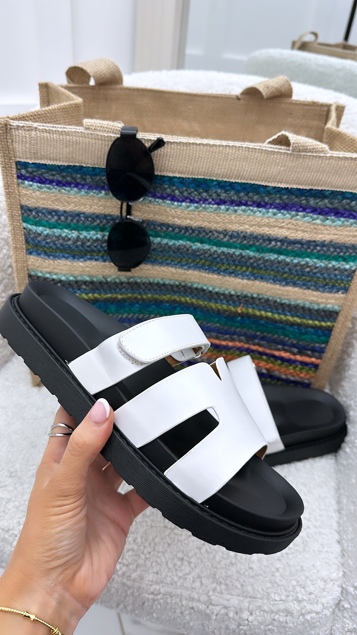 HELENA white sliders