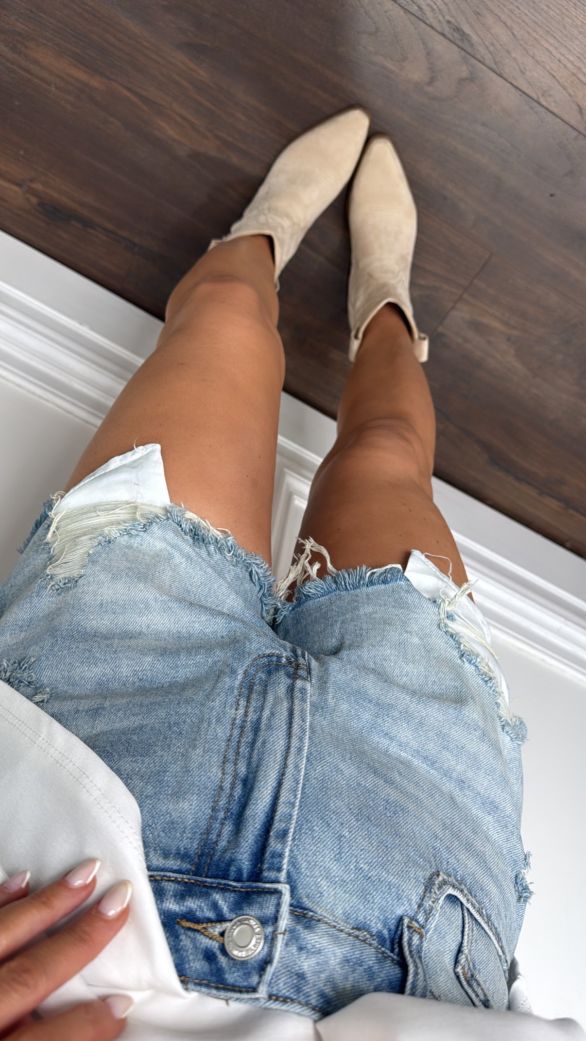 JENNIFER distressed mid wash denim shorts